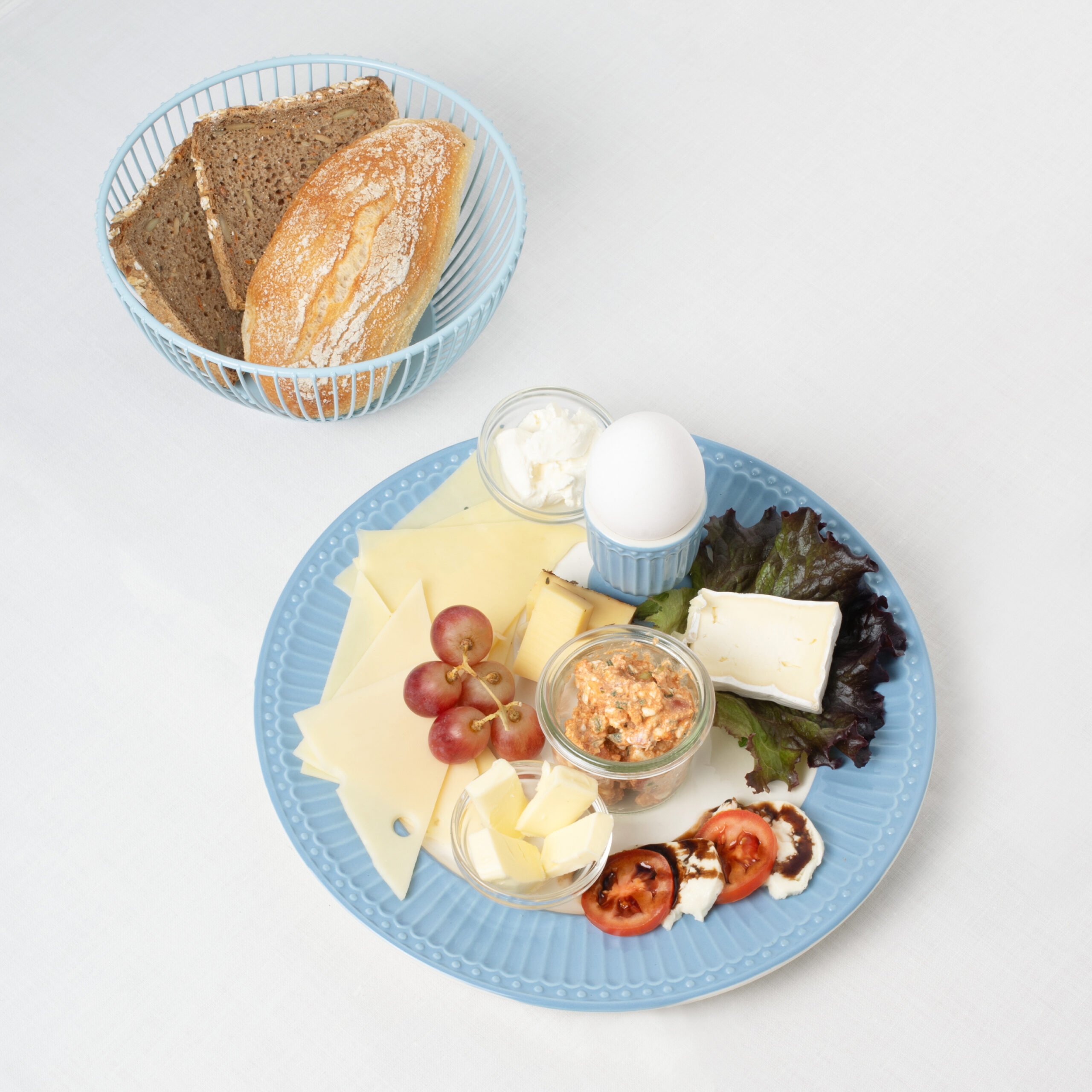 Frühstück mit Ei und Semmeln