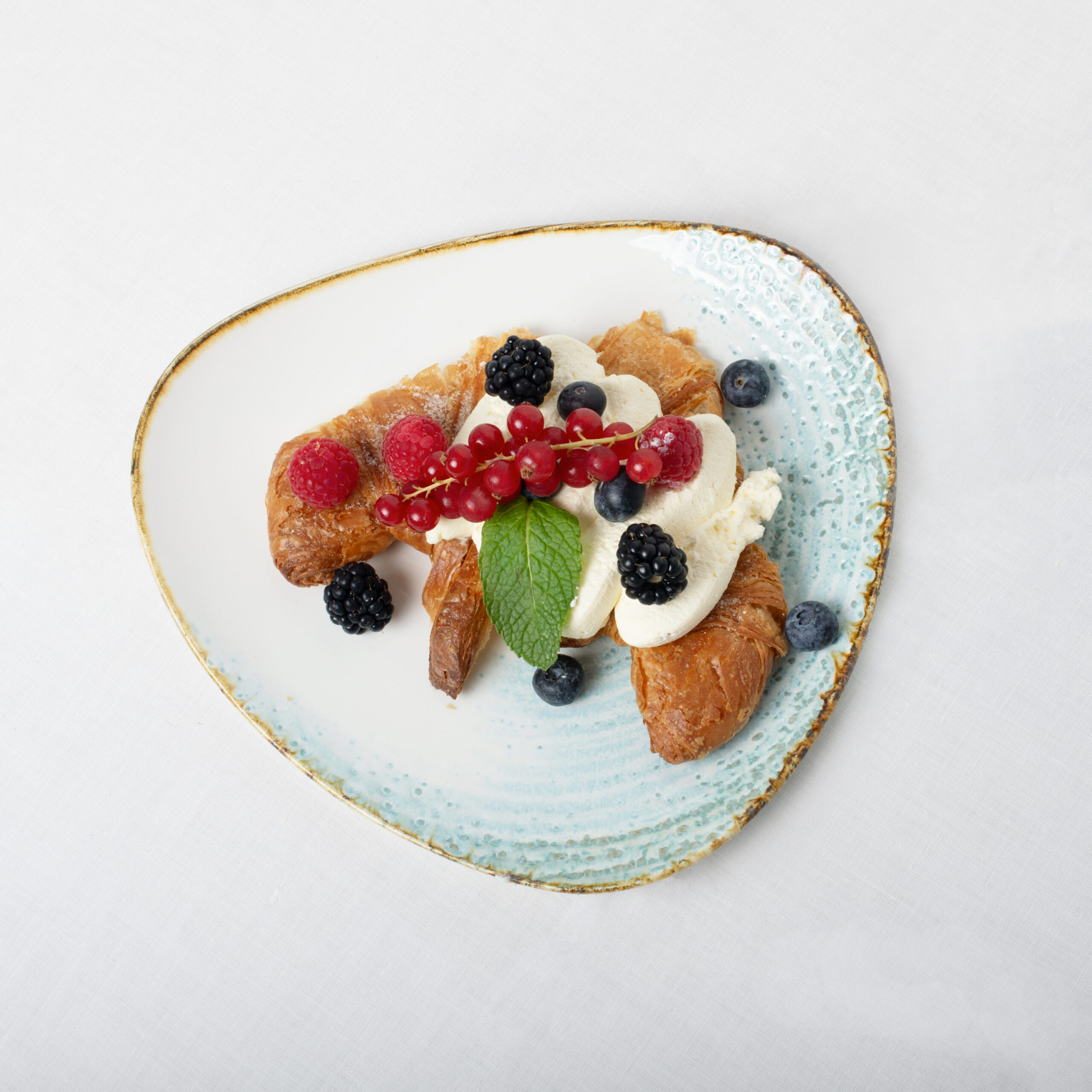 Crossaint mit Sahne und Früchten