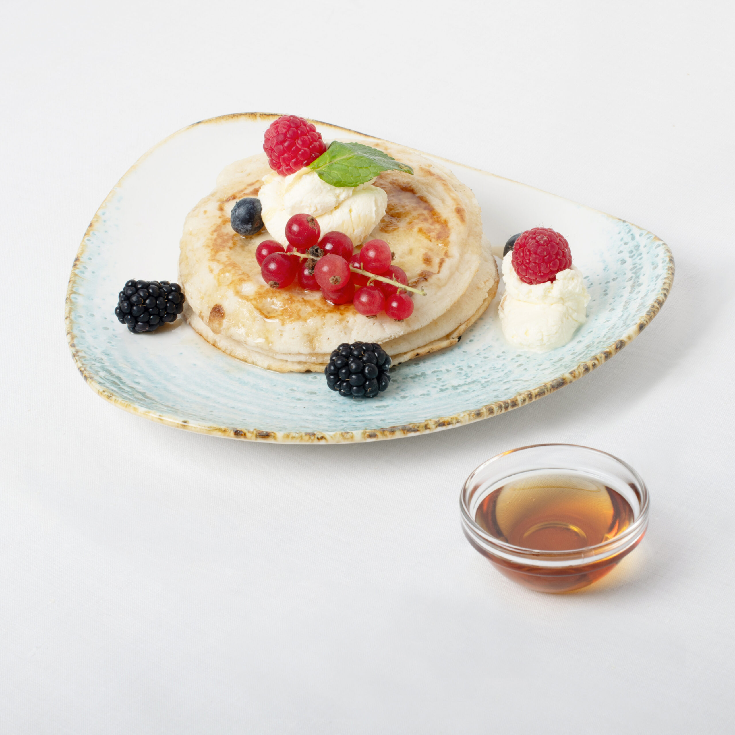 CafeMiteinand-Frühstück-145 Zwei Pfannkuchen mit Schlagsahne und Beeren