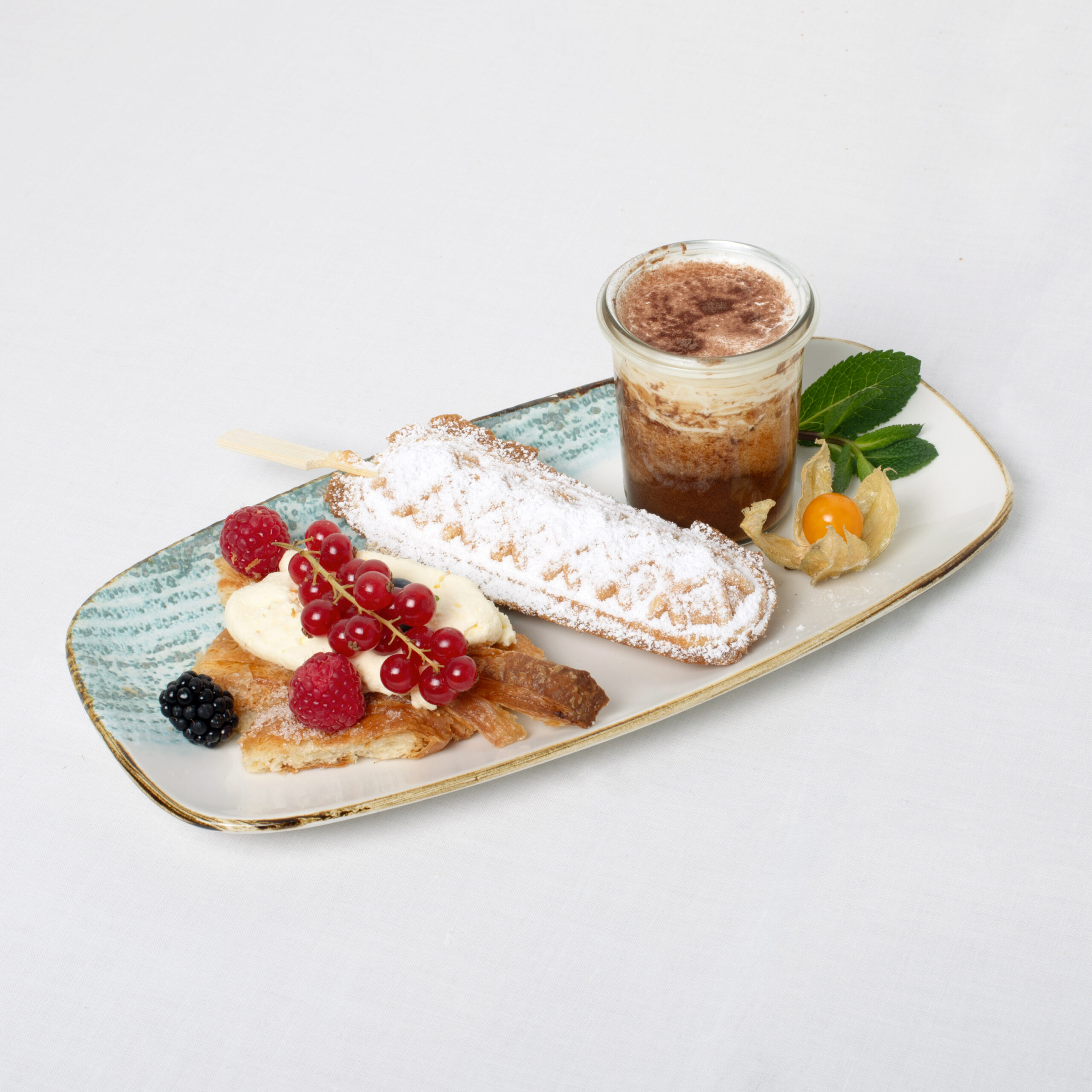 Waffeln am Stil und Kuchen im Glas