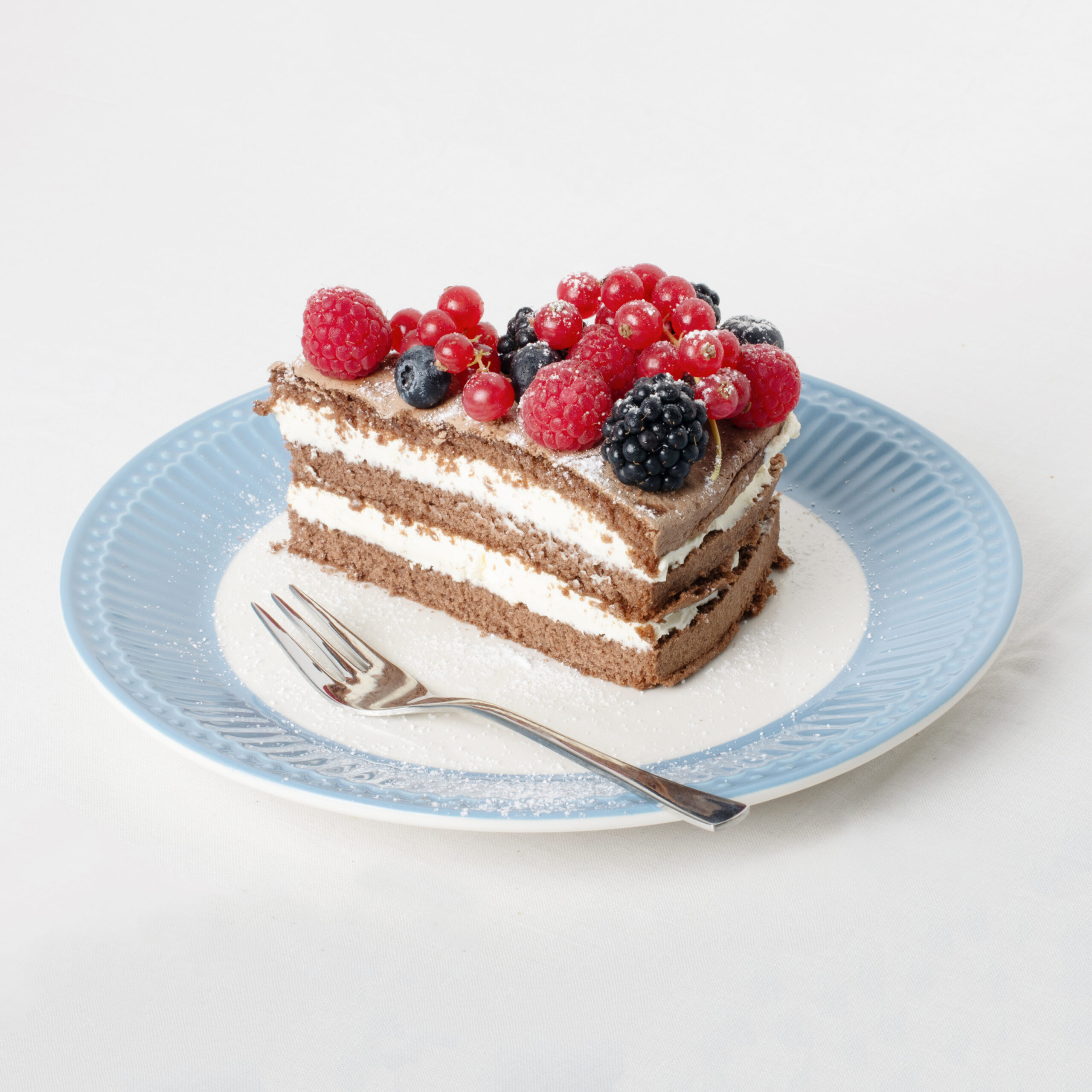 Ein Stück Torte mit Beeren