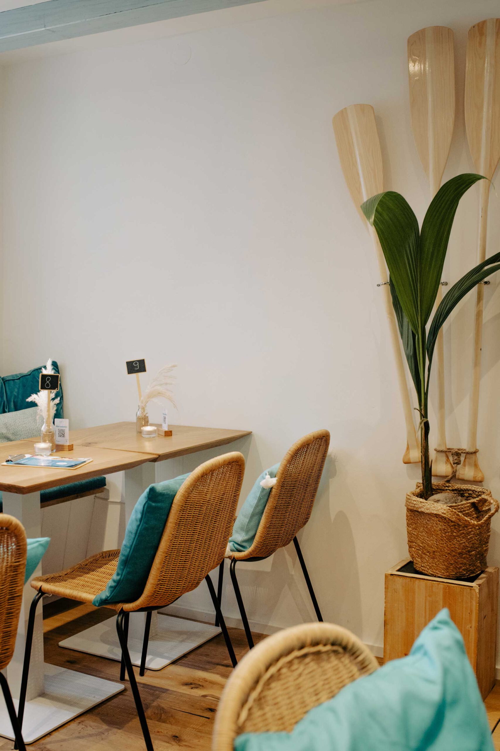 Gemütliche Ansicht eines Tisches und der Wanddekoration im Cafe Miteinand