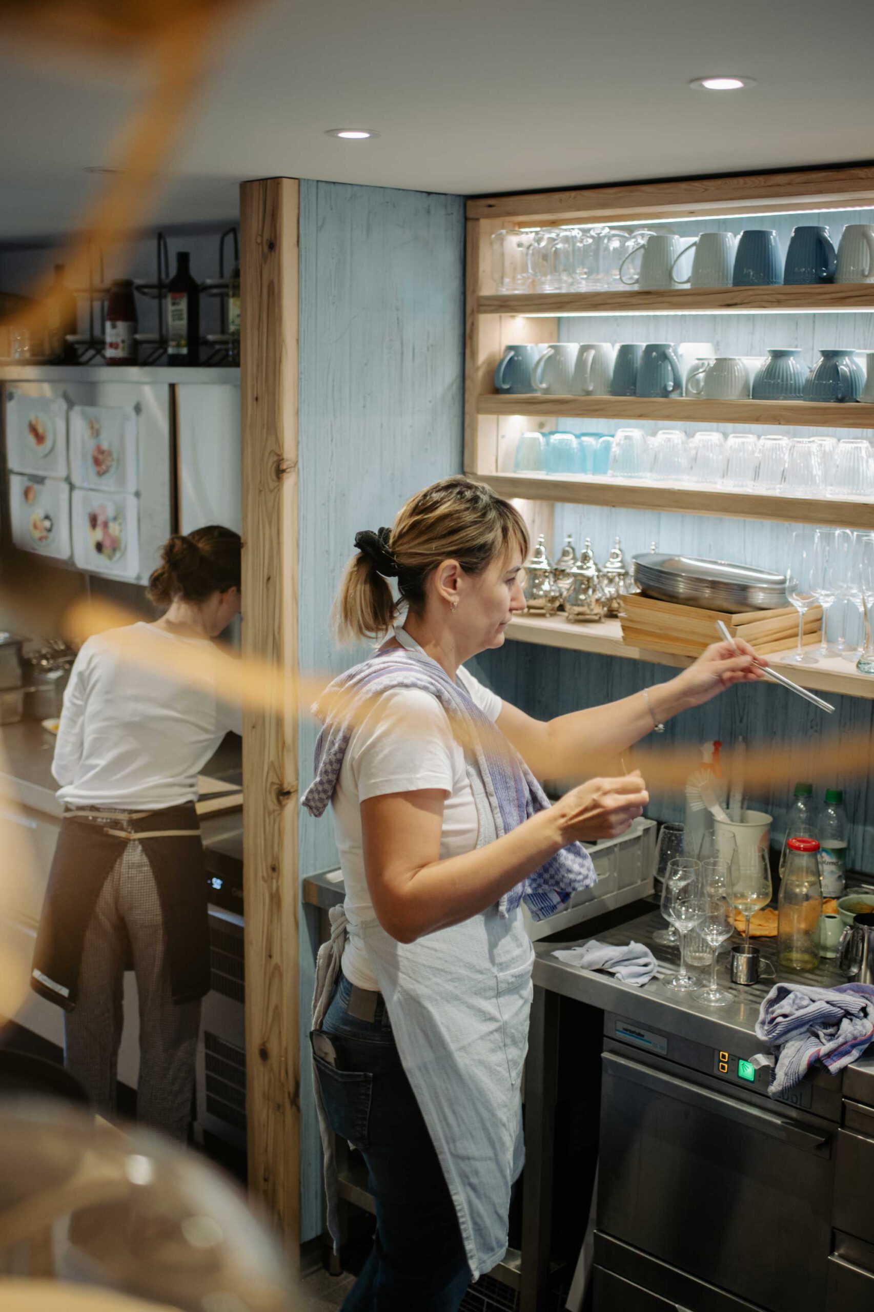 Mitarbeitende bei der Arbeit