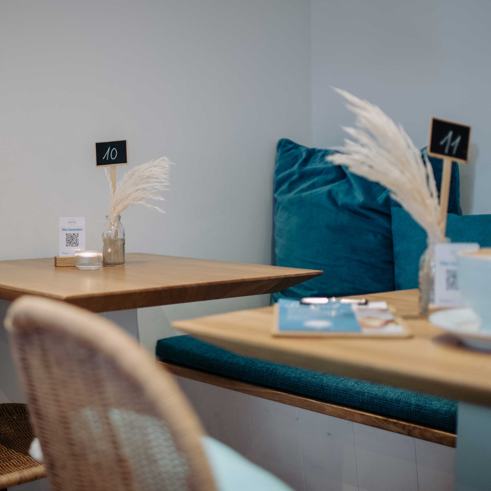 Die Tische 10 und 11 im gemütlichen Cafe Miteinand