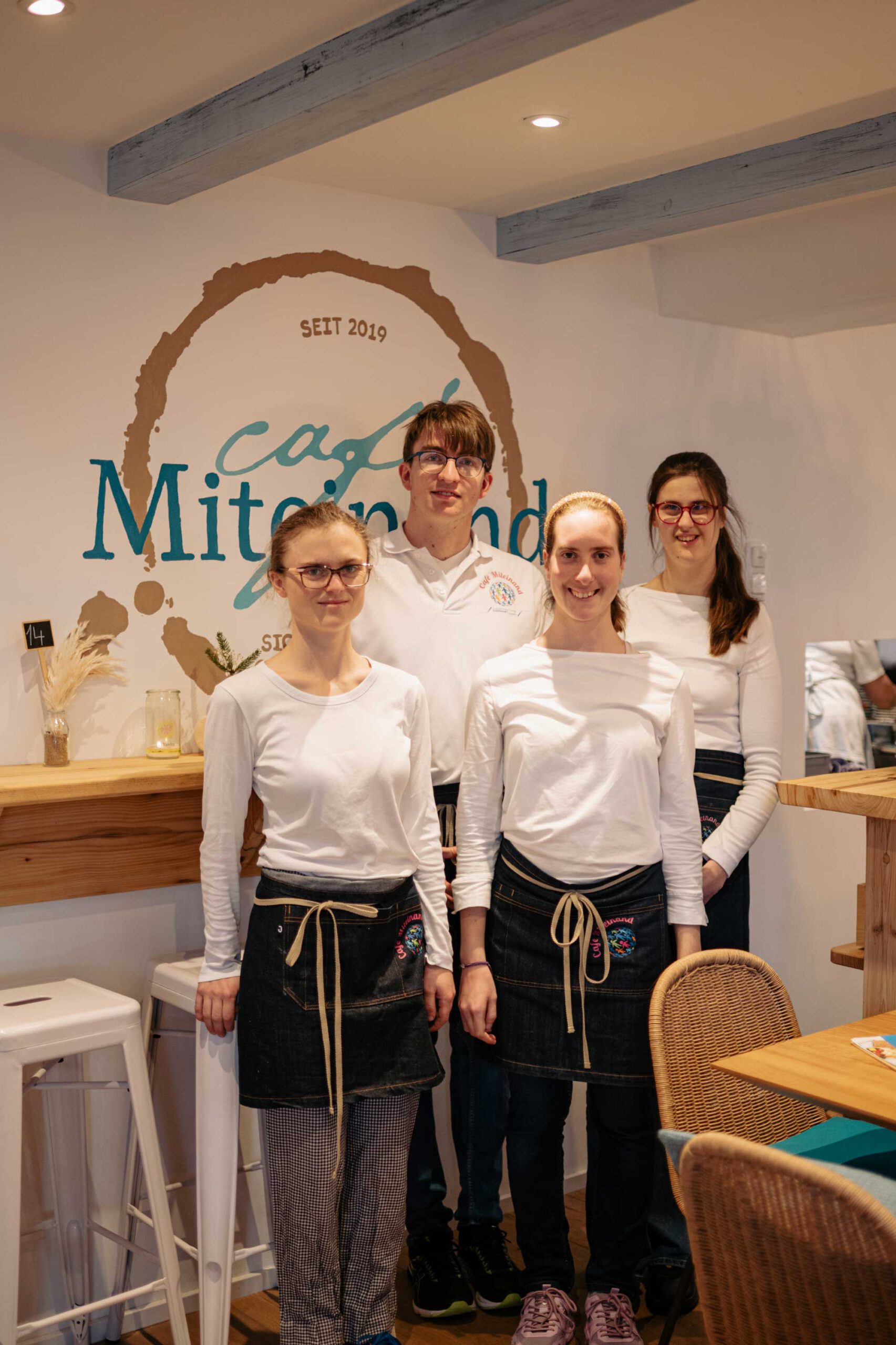 Vier Jugendliche Mitarbeiter im Cafe Miteinand